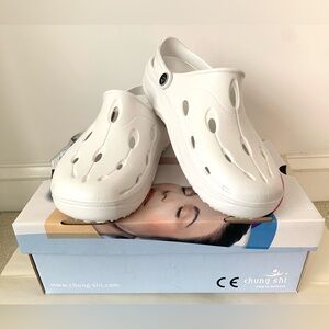 DUX clogs made in Korea by Chung-Shi. Color: white. Can likely fit 7.5-8.5
